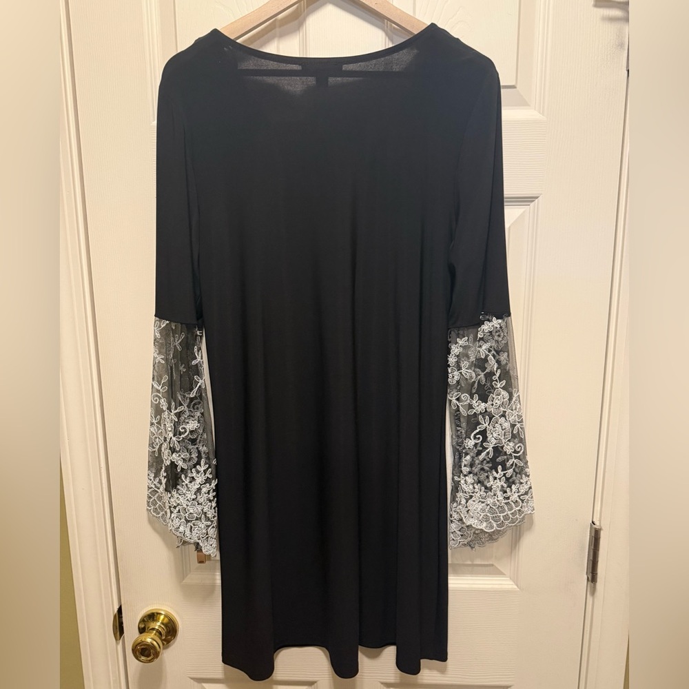 Elegant Roz & Ali black dress, long-sleeved, lace-like sleeves in XL